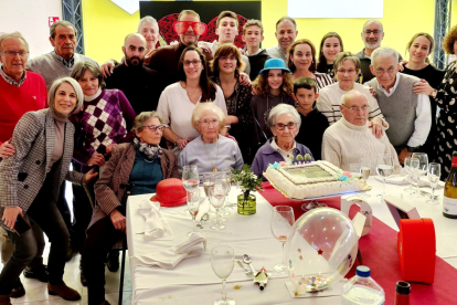 Candelas Varela, junto a su familia, en la celebración de su cumpleaños. DL