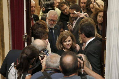 La vicepresidenta del Gobierno, Soraya Sáenz de Santamaría (c), a su llegada a la sesión de control al Ejecutivo.