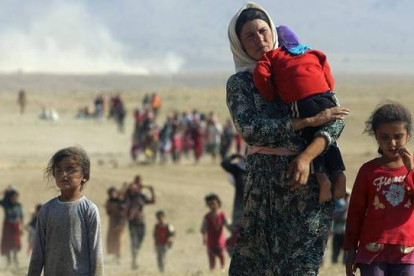 Desplazados yazidís huyen de los yihadistas en las cercanías del monte Sinjar, el 11 de agosto.