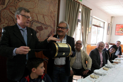 Prada recibe el tambor de castañero de honor de manos del presidente del CIT de Santa Marina