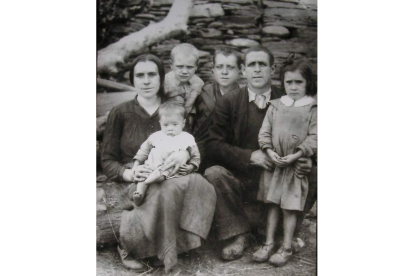 Antonio León con su familia. ARCHIVO DE SANTIAGO MACÍAS
