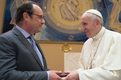 El Papa Francisco y el presidente francés, François Hollande, en el Vaticano.