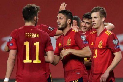 Los jugadores de la selección española celebran el tercer gol conseguido por Gerard Moreno ante Kosovo. JULIO MUÑOZ