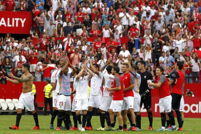 Los jugadores del Sevilla celebran su victoria por 2-1 ante el FC Barcelona, al finalizar el partido correspondiente a la séptima jornada de Liga disputado en el estadio Sánchez Pizjuan.