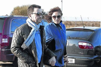 Ortega Cano, de la mano de su futura esposa, Ana María Aldón, a la llegada a la cárcel de Zuera tras su primer permiso.