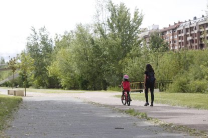 Reportaje de calle por el coronavirus, primer día que se permite hacer deporte y dar paseos. F. Otero Perandones.