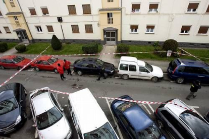 El atentado se produjo pasadas las 13.30 a la altura del número 6 de la calle Navas de Tolosa de Mondragón.