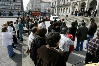 Los ciudadanos han querido mostrar su repulsa, poco después de conocer la última acción de ETA. En la imagen, concentración a las puertas del Ayuntamiento de Ferrol, en la plaza de Armas.