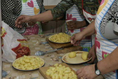 Un grupo de mujeres inmigrantes participan en un taller de cocina de Isadora Duncan. RAMIRO