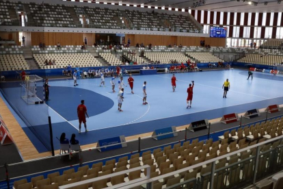 Aspecto desolador del Palau dEsports Catalunya en un partido de balonmano entre Eslovenia y Montenegro.