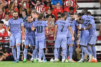 Los jugadores del Real Madrid celebran el gol que consumaba su remontada ante la UD Almería. CARLOS BARBA