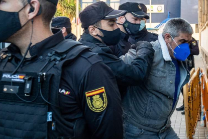 Bernardo Montoya a su llegada al juicio en Huelva. JULIÁN PÉREZ