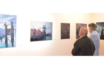 Dos personas observan algunas de las obras que conforman la exposición ‘Ignacio Ipiña. El legado de hierro’ que acoge el museo de Sabero hasta el 7 de mayo.