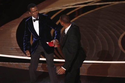 Will Smith golpea a Chris Rock, conductor de la gala de los Oscar, en el escenario del Dolby Theater. EFE/EPA/ETIENNE LAURENT