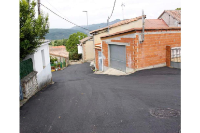Arreglo de una de las calles del pueblo de Valmartino. CAMPOS