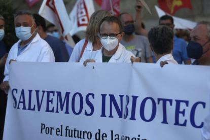 Concentración de los trabajadores del Inbiotec en el mes de junio frente a Botines. FERNANDO OTERO