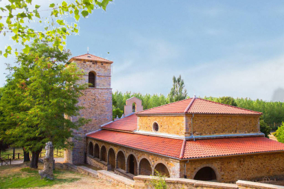 El santuario de la Virgen de las Manzanedas, recién restaurado, se encuentra entre Ruiforco y Manzaneda. DL