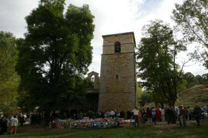 En su fachada hay vestigios en piedra del origen de este templo en un monasterio fundado por Alfonso III el Magno en el siglo IX como parte de las políticas repobladoras de la época. MARCIANO PÉREZ