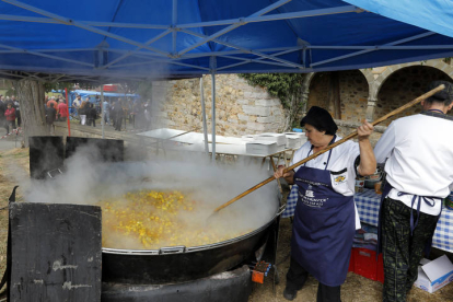 La procesión con la Virgen de las Manzamedas es uno de los momentos centrales de la fiesta, en la que destca también su ritual gastronómico con la paellada y la degustación de chicharro de tino por la mañana. DL