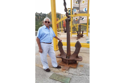 Paco Robles con el ancla que se cree pertenec ió al vapor Habana en Salinas. GAITERO.