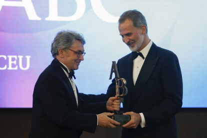 El escritor Andrés Trapiello recibe de manos del rey Felipe VI el premio "Mariano de Cavia", este jueves en la sede del periódico ABC en Madrid. EFE/ JUANJO MARTÍN
