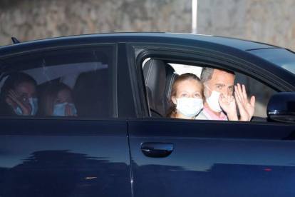 La familia real saluda a los periodistas a su llegada al Palacio de Marivent. BALLESTEROS