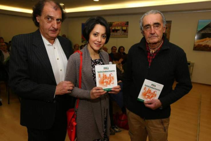 Javier Tomé, Ana Villanueva y Pepín Muñiz, ayer en la presentación del libro.
