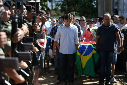 Uno de los funerales celebrados ayer en la ciudad brasileña.