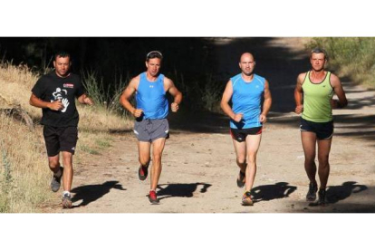 Moisés Martínez, Óscar López, Francisco Rodríguez y Rafael Sánchez, además de seguir la caminata diaria, corren. Rafael y Óscar, a diario, entre 8 y 10 kilómetros para no perder la forma. Foto: Norberto.