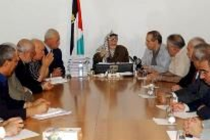 El líder palestino, Yasser Arafat, en el centro, con el nuevo gobierno elegido ayer en Ramala