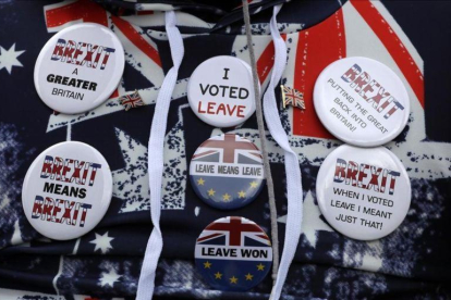 Símbolos a favor del brexit en la ropa de un manifestante a las puertas del Parlamento británico.