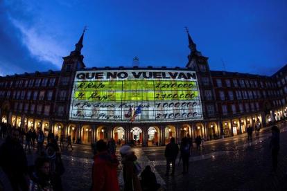 La fachada de la Casa de la Panadería de la Plaza Mayor de Madrid se ha iluminado esta noche con imágenes de gran formato de los conocidos como "papeles de Bárcenas".