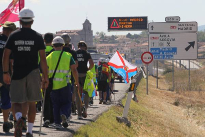 La marcha minera aparece en la señalética de la N-VI antes de llegar a Villacastín para avisar a los conductores de la presencia de la columna negra formadas por mineros de Asturias y León. Foto: Norberto.