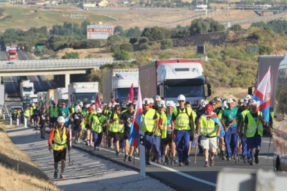 La marcha va por la N-VI y ahí se producen colas de camiones. «No están para peajes». Foto: Norberto.