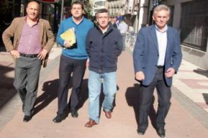 Manuel Ángel Rey Vieira, Ibán García, Francisco Fernández y Santiago Rodríguez dirigiéndose a la sed