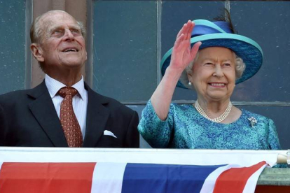La reina Isabel II y su marido, el príncipe de Edimburgo, este jueves en Fráncfort, con motivo de su visita a Alemania.