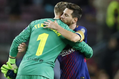 Ter Stegen y Messi se abrazan tras el triunfo del Barça sobre la Juve en el Camp Nou.