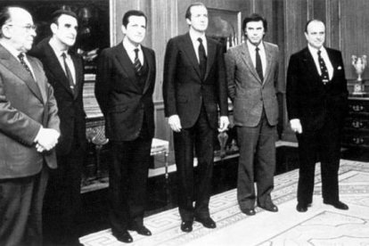 Carrillo, primero por la izquierda, junto a los líderes de los otros partidos --Rodríguez Sahagún (UCD), el presidente Suárez, González (PSOE) y Fraga (AP)-- en compañía del Rey durante la transición. Foto: ARCHIVO
