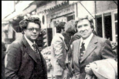 Santiago Carrillo (derecha) tocado con la peluca con la que entró clandestinamente en España tras la muerte de Franco. Foto: ARCHIVO