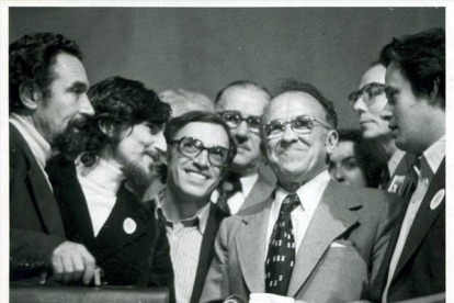 Santiago Carrillo, segundo por la derecha, en compañía de los dirigentes del PSUC Antoni Gutiérrez, Alfonso Carlos Comín y Jordi Solé Tura. Foto: ARCHIVO