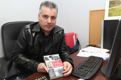 Santiago Macías, ayer en Ponferrada con el nuevo libro.