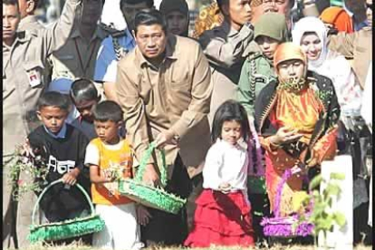 El presidente indonesio, Susilo Bambang Yudhoyono, lideró los actos conmemorativos desde el barrio de Ulee Leuhe, el más afectado de la capital provincial de Banda Aceh.