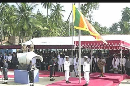 Con dos minutos de silencio, toques de corneta y tañido de campanas Sri Lanka homenajeó la memoria de las cerca de 35.000 personas que murieron hace un año en la isla.