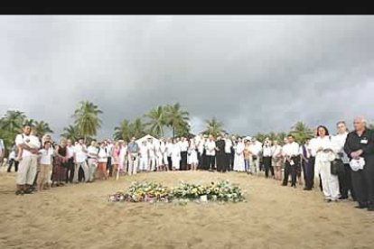 Numerosos grupos de extranjeros llevaron a cabo sus propias ceremonias religiosas en las playas tailandesas. Los países occidentales que perdieron un mayor número de compatriotas fueron Suecia y Alemania.