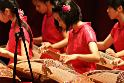 Tañedoras del instrumento tradicional chino ‘guzheng’.