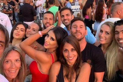 Messi, Suárez, Cesc, Alba y Pepe Costa y sus respectivas parejas, más la hija mayor de la mujer de Cesc, durante el concierto en Ibiza.