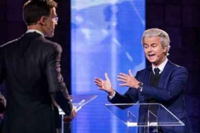 Rutte (izquierda) y Wilders, durante el cara a cara televisivo, el 13 de marzo.