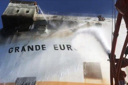 El barco mercante con 25 tripulantes que ha sufrido un incendio en Mallorca.