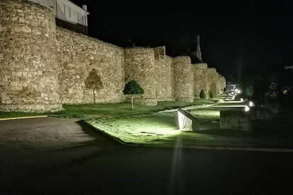 Nueva iluminación de la muralla a la altura del Melgar. DL