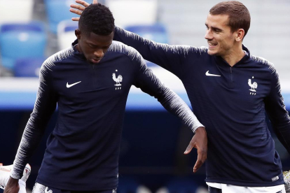 Griezmann bromea con Dembélé en el entrenamiento de Francia de este jueves.